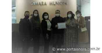 Imbituba: Presidente da Câmara de Vereadores homenageia a Professora Maria Ieda Monteiro, com Moção de Congratulação à educadora - Portal AHora