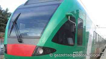 Modena, sale sul treno e urla: «Vi ammazzo tutti» - La Gazzetta di Modena