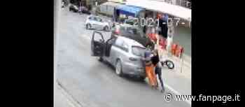 Rissa in strada a Santa Maria Capua Vetere: calci e pugni tra un ciclista e un automobilista - Fanpage.it