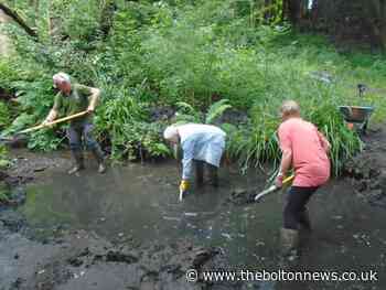 'Friends of' group clear silt traps in country park - The Bolton News