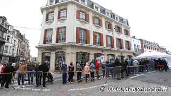 Arras : la foule devant le centre de vaccination éphémère de la place des Héros - La Voix du Nord