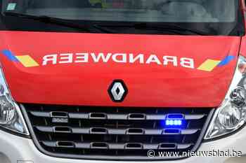 Binnenvaartschip slaat op drift in kanaal