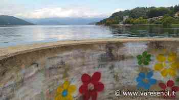 Ispra, i murales e i fiori dei bambini coprono le scritte d'odio sui muri del porto - VareseNoi.it