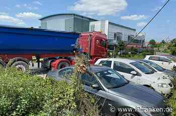 Unfall in Bamberg: Kipplader verfängt sich in Stromleitung - Mast stürzt auf Auto