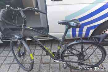 Jongeren slaan op de vlucht voor politie en laten vermoedelijk gestolen fietsen achter - Gazet van Antwerpen