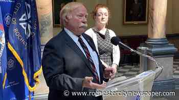 After resigning under pressure, city's former top lawyer still aides the mayor