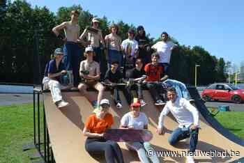 Jongeren bouwen skateramp aan sportcentrum Hoge Wal