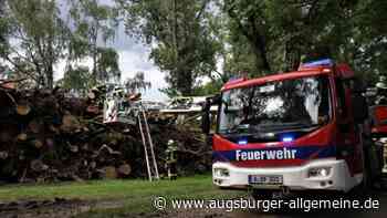 Berufsfeuerwehr Augsburg alarmiert: Mädchen klemmt im Holzstapel fest - Augsburger Allgemeine