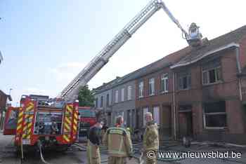 Arbeider raakt gewond bij uitslaande woningbrand