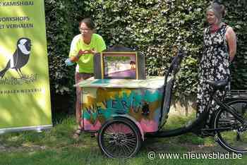 Genomineerd voor award: De Verhalenweverij trekt met vertelfiets naar asielcentra