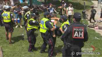 Chaos erupts again as Toronto officials, officers clear homeless encampment at Lamport Stadium | Watch News Videos Online - Globalnews.ca