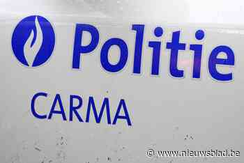 Reclameborden, plant en lantaarn gestolen op terras in Kinrooi