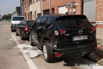 Tractor rijdt geparkeerde auto's aan (Sint-Gillis-Waas) - Gazet van Antwerpen Mobile - Gazet van Antwerpen