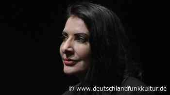 Performancekünstlerin Marina Abramovic - "Ich wollte mit dem Immateriellen arbeiten" - Deutschlandfunk Kultur