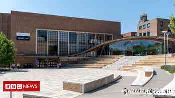 Students offered cash to defer medical degree - BBC News
