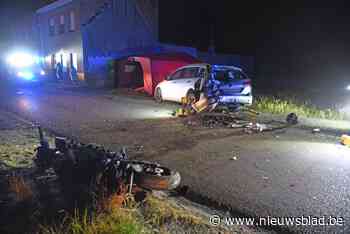 Motorrijder in levensgevaar na knal tegen geparkeerde wagen in Dendermonde<BR />