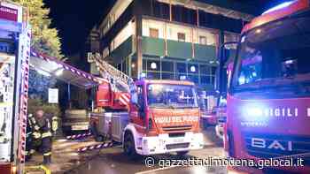 Modena, terrore in un palazzo di via Emilia ovest. Svuotano tanica piena di benzina in casa e danno fuoco: 21 feriti. Due ustionati gravi. All'origine di tutto una spedizione punitiva - La Gazzetta di Modena