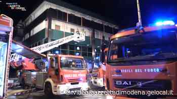 Modena, getta benzina nell'appartamento e dà fuoco: due feriti e 17 intossicati - Gazzetta di Modena