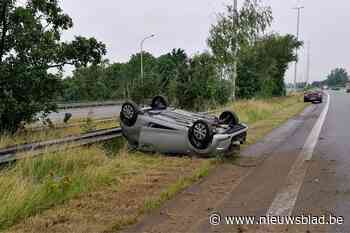 Auto belandt op dak langs E314 in Halen