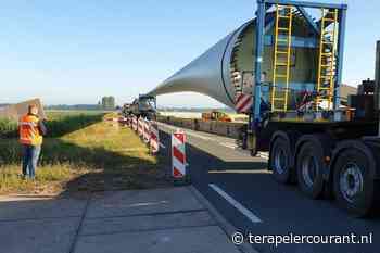 Rotorbladen eerste windturbine komen via een enorme omweg aan in 1e Exloërmond - Ter Apeler Courant