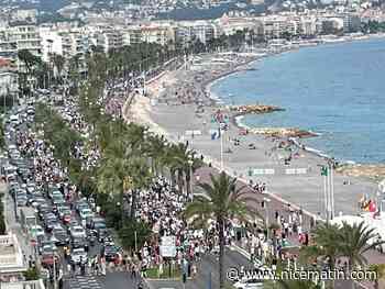 Des centaines de manifestants anti pass sanitaire défilent sur la Promenade des Anglais à Nice