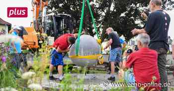 Neuer Quellkugelbrunnen auf Grünanlage in Trebur - Echo Online