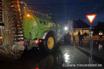 Landbouwer springt bij met beerkar om te voorkomen dat water in woning stroomt