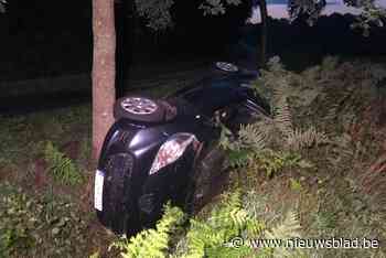 Auto kantelt in de gracht