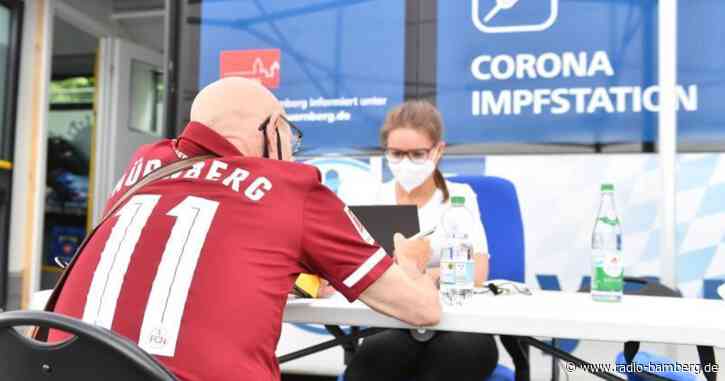 Piks beim Bundesliga-Spiel: Impfbus vor Nürnberger Stadion