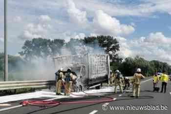 Vrachtwagen brandt uit op pechstrook R6, chauffeur ongedeerd
