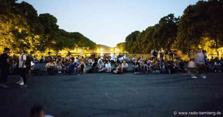 Polizei löst Partys mit Hunderten Teilnehmern auf