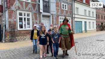 Sagenhafter Stadtrundgang: Räuber Vieting stromert mit Ferienkindern durch Parchim | svz.de - svz – Schweriner Volkszeitung
