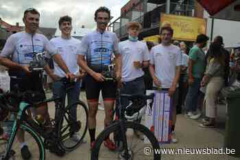 Pieter en Bart als helden onthaald na hun wielerexploot voor Kom op Tegen Kanker