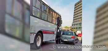 Chocan ruta y auto en Cuernavaca - Diario de Morelos