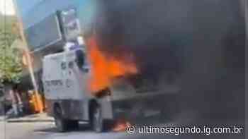 VÍDEO: carro-forte pega fogo no Rio de Janeiro - Último Segundo