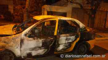 Taxi se prendió fuego tras chocar con un Gol - Diario San Rafael