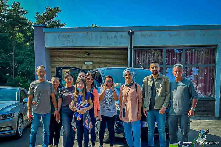 Hatice en Sukran brengen de ingezamelde spullen naar de getroffen gebieden