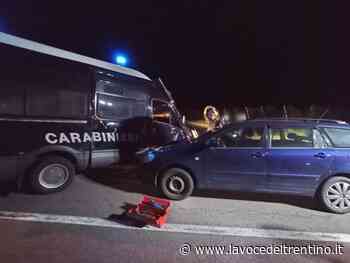 Centra il furgone dei Carabinieri mentre è fermo per rilevare un incidente - la VOCE del TRENTINO
