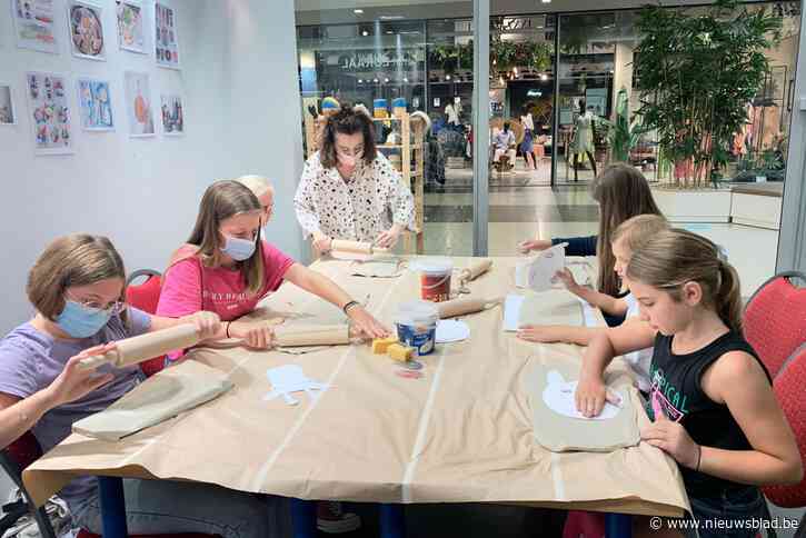Deniz helpt kinderen met kunst in Shopping 1