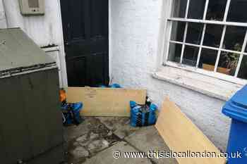 London flooding: Residents make 'sandbags' from leaves
