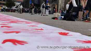 Demo gegen Türkei-Austritt: 301 blutrote Handabdrücke auf dem Münsterplatz