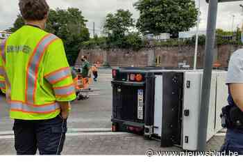 Veegwagen stad Mechelen kantelt: één lichtgewonde