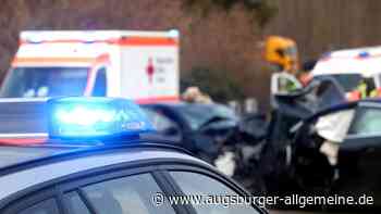 Radler verursacht Auffahrunfall zweier Autos in Augsburg