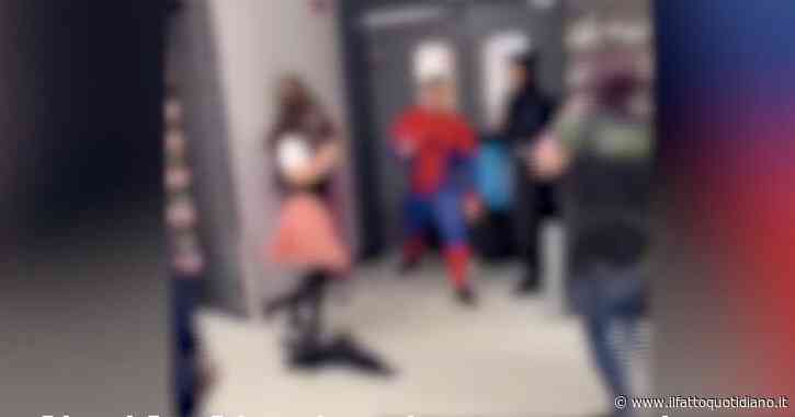 Entrano in un negozio vestiti da Spiderman, Superman e Ali G e iniziano a picchiare tutti: cinque arresti