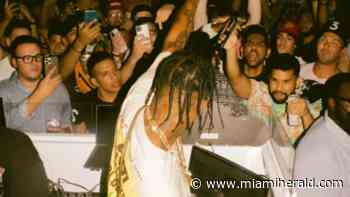 ‘Back up!’ Watch rapper Travis Scott get mobbed by fans at this downtown Miami store - Miami Herald