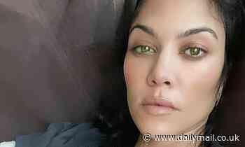 Kourtney Kardashian colors her brown eyes green