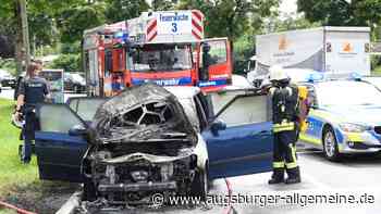Mini-Cabrio brennt nach Auffahrunfall in Augsburg komplett aus