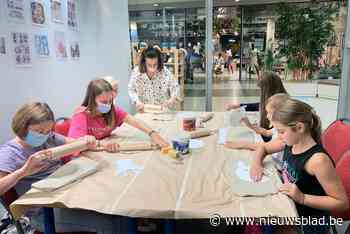 Deniz helpt kinderen met kunst in Shopping 1 (Genk) - Het Nieuwsblad