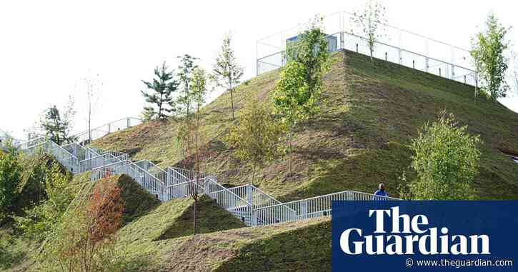 ‘Teething problems’: visitors offered refunds for Marble Arch Mound