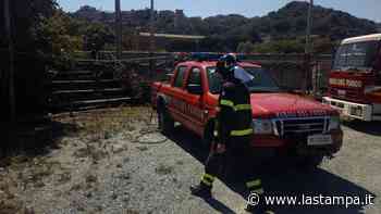Albissola Marina, incendio di sterpaglie nel parcheggio delle auto in località Grana - La Stampa